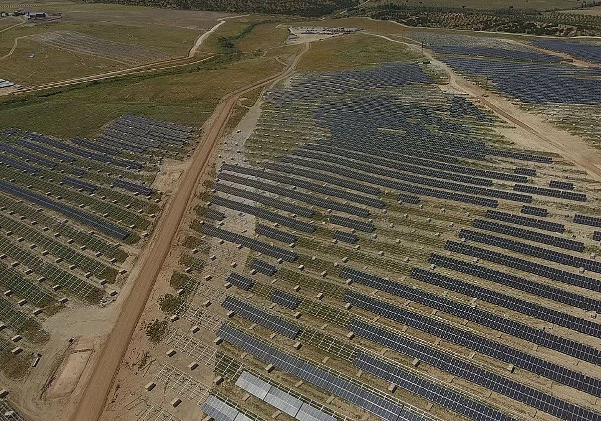 Imagen aérea de la planta fotovoltaica de Usagre.