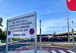 Zona de los aparcamientos en la estación de tren de Cáceres.