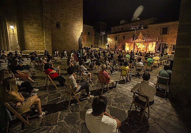 Público en 2020 en Cáceres durante una actuación con el carro de cómicos al fondo.