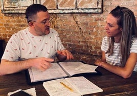 El director, guionista y productor sordo Domingo Pisón en los ensayos con Marta de la Jara, actriz sorda trujillana.