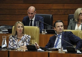 María Guardiola y Abel Bautista, en el pleno de este jueves.