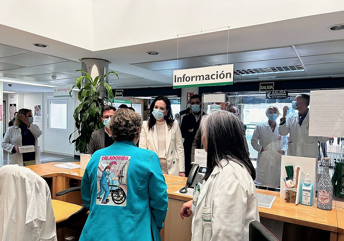 La consejera de Salud en una visita al Virgen del Puerto.