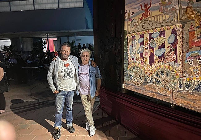 Los actores Carlos Tristancho y Juan Carlos Ladrón de Guevara este verano junto al carro original antes del estreno 'El sueño de Cristian'.