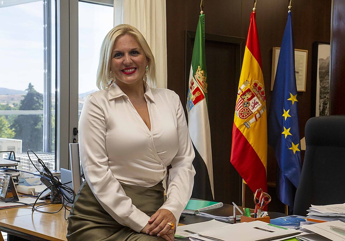 La consejera de Hacienda de la Junta, Elena Manzano, en su despacho en Mérida.