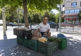 Domingo Pizarro, más conocido como 'el Garrovillano', esta semana al frente de su puesto de productos de temporada.