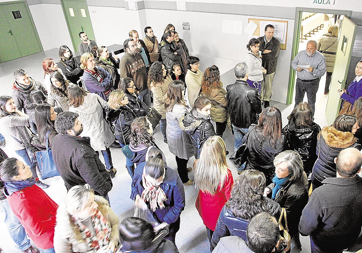 Aspirantes a una plaza del SES esperan para acceder al examen.
