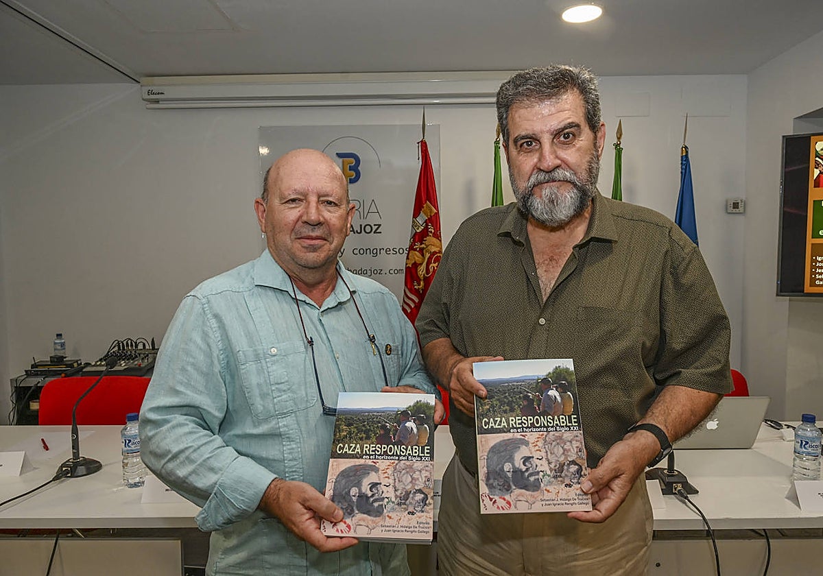 Juan Ignacio Rengifo y Sebastián Hidalgo con el libro editado por la UEx 'Caza responsable en el horizonte del siglo XXI'.