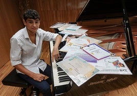 Rafael Álvarez-Buiza Avakimyan, con los premios sobre el piano del conservatorio Juan Vázquez.