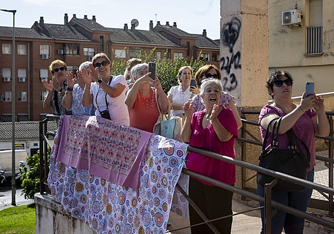 Vecinas de Aldea Moret, al paso de la Virgen de la Montaña durante el desfile.