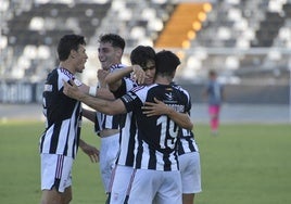 Los jugadores del Badajoz celebran uno de los goles al Azuaga.