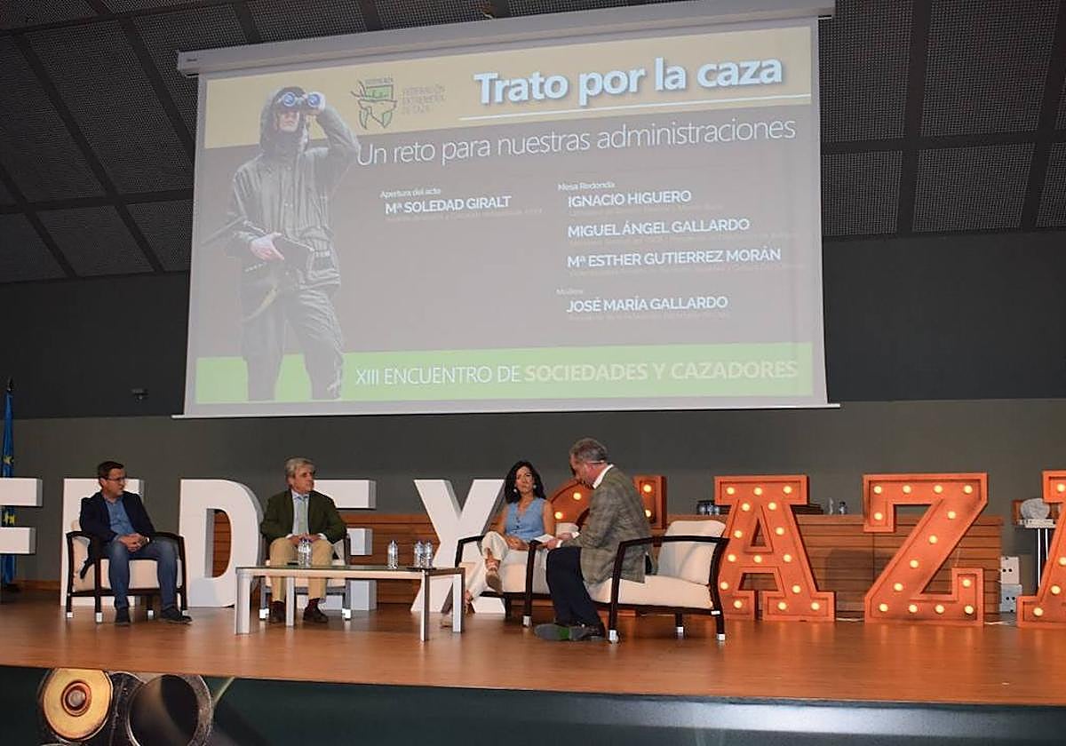 Un momento del debate en el Encuentro de Sociedades y Cazadores en Feciex