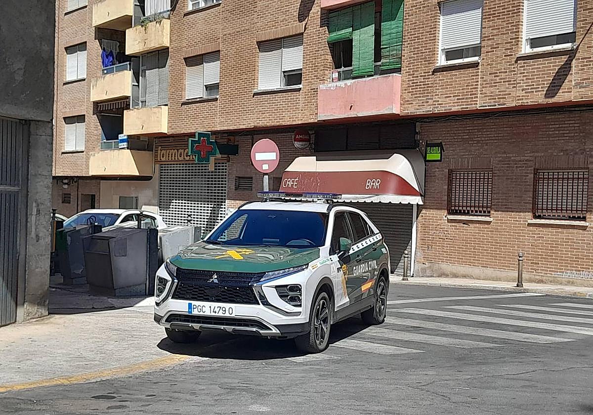 La Guardia Civil en la farmacia donde se ha perpetrado el robo.