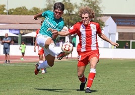Óscar Muñoz pugna por un balón con Nacho Vila.
