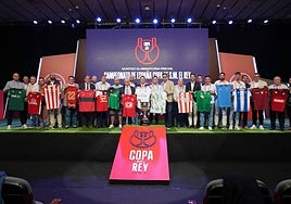 Los representantes del Gévora y Playas de Sotavento posan con las camisetas de los equipos en el sorteo de la ronda previa de la Copa del Rey.