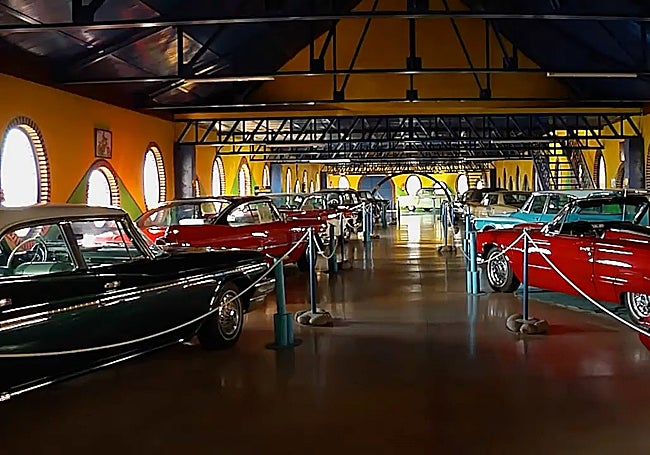 Algunos de los vehículos clásicos que alberga el museo hervasense.