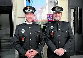 Francisco Javier Zara y Pedro Parejo ayer antes de recibir la medalla.