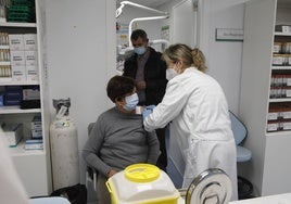 Un enfermera vacuna contra la gripe y la covid en la pasada campaña.