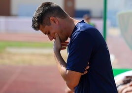 Gus, pensativo, antes del inicio del partido contra el Almería B.