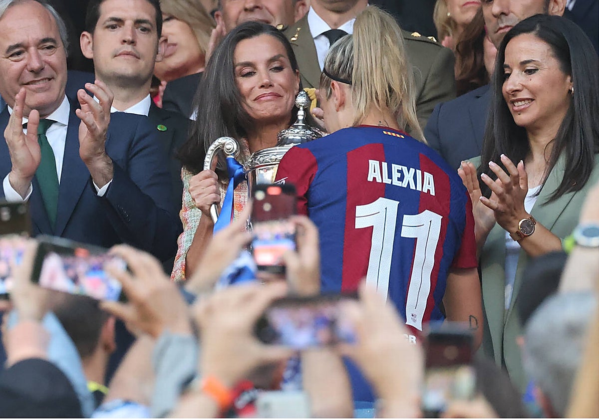 Yaye, a la derecha, junto a la reina Letizia en la entrega del trofeo a Alexia Putellas en la última final de la Copa de la Reina.