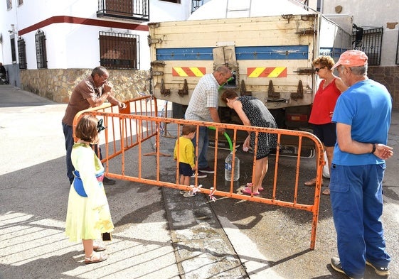 Camión cisterna que facilitó la Diputación de Cáceres para garantizar agua para consumo humano.