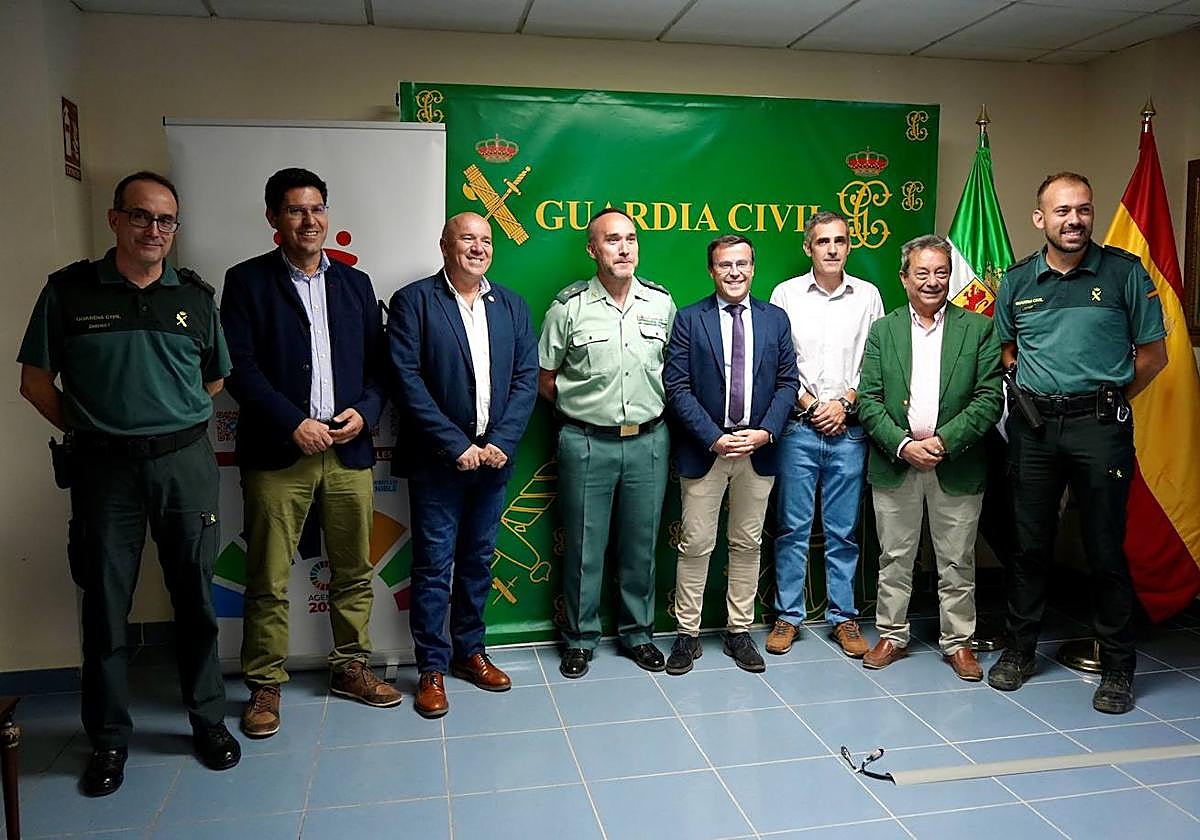 Miguel Ángel Gallardo, presidente de la Diputación de Badajoz con agentes de la Guardia Civil.