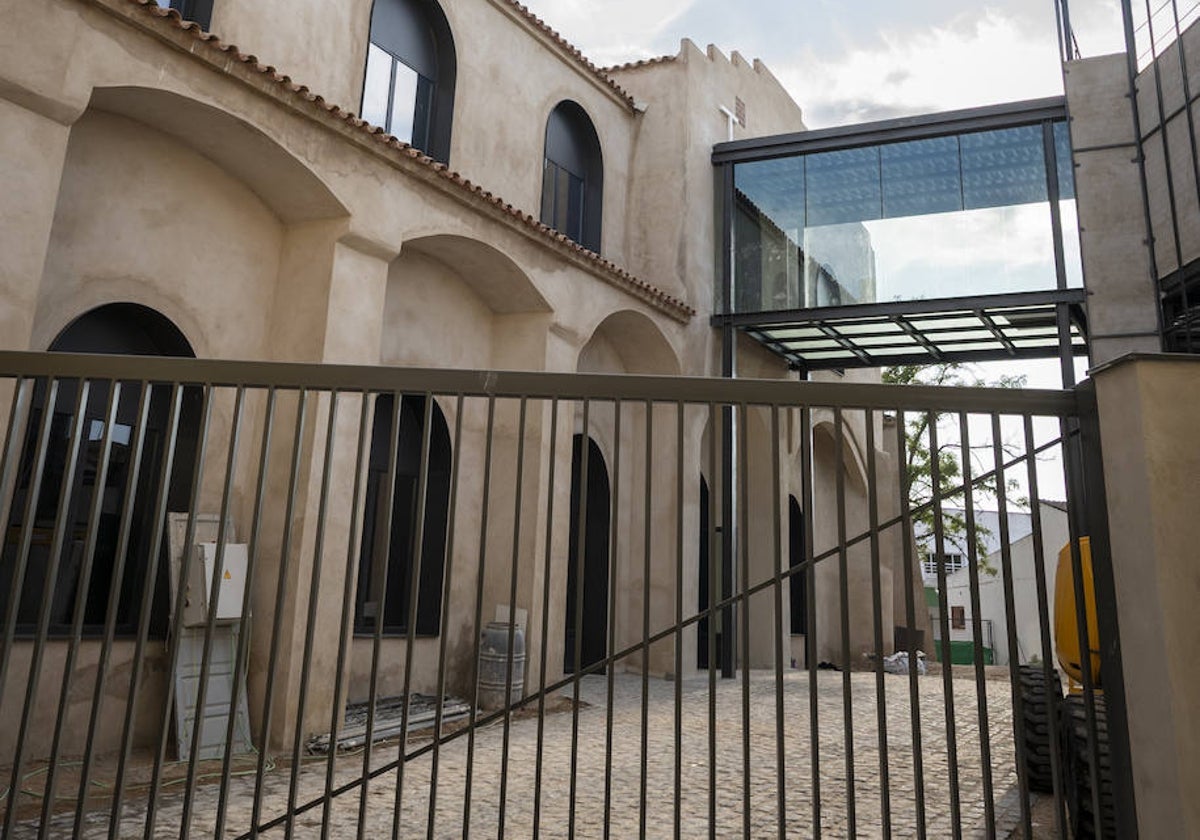 Pasarela de metal y cristal que une el edificio histórico con otro de nueva planta que acoge el ascensor y las máquinas.