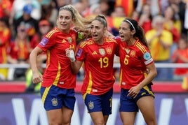 Alexia Putellas, Olga Carmona y Aitana Bonmatí celebrando un gol.