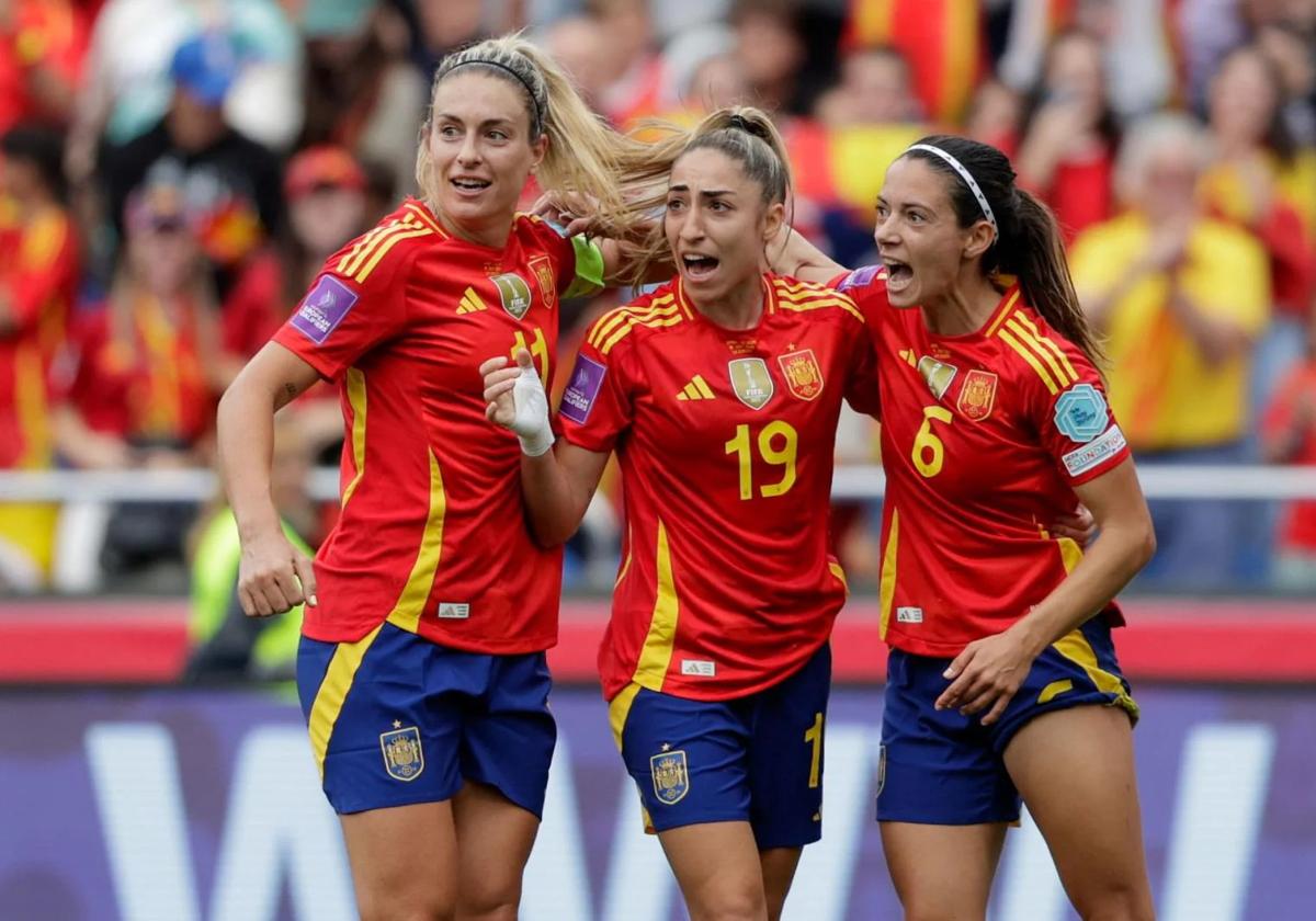 Alexia Putellas, Olga Carmona y Aitana Bonmatí celebrando un gol.