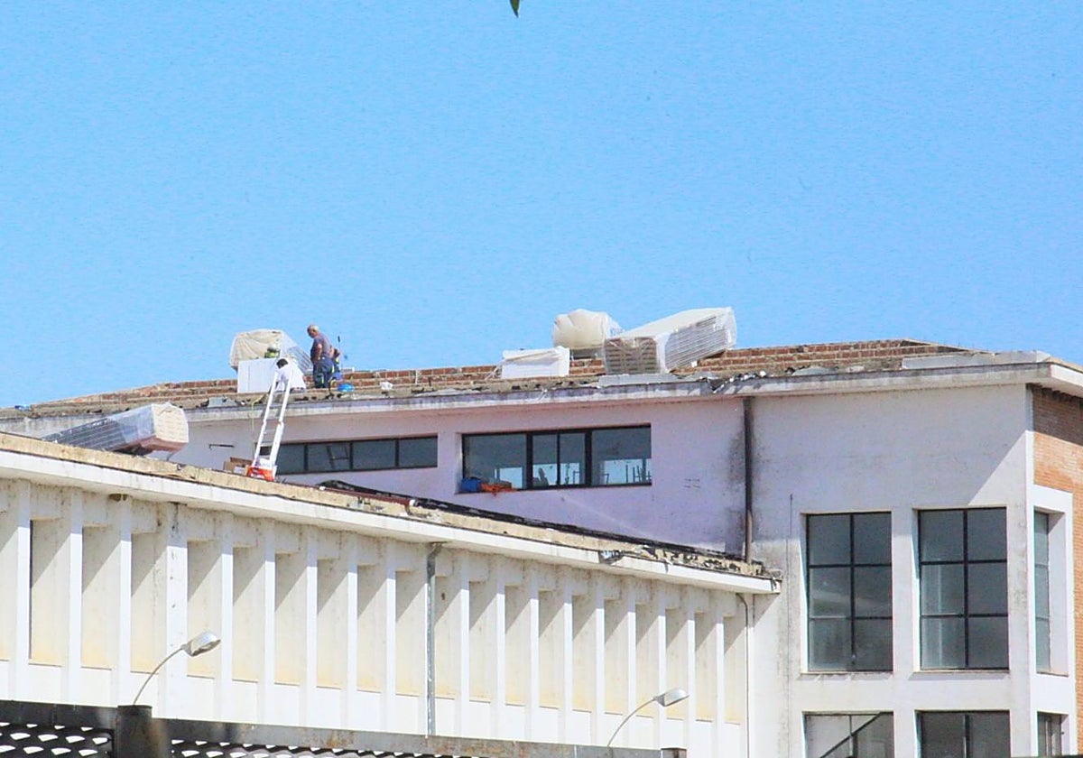 Obras de renovación de la cubierta en el instituto Emerita Augusta.