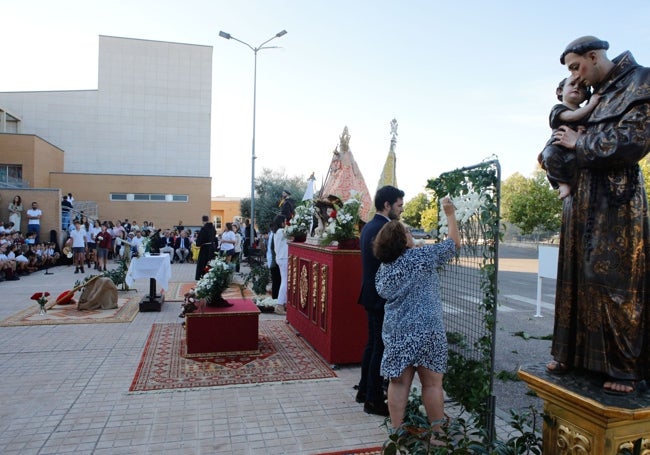 Recepción y ofrenda floral a la Virgen de la Montaña en el San Antonio.