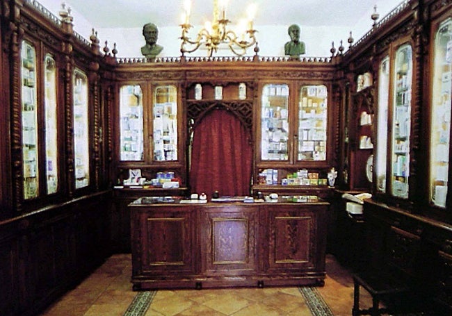 Interior de la farmacia de la Plaza Mayor en una imagen de hace años.
