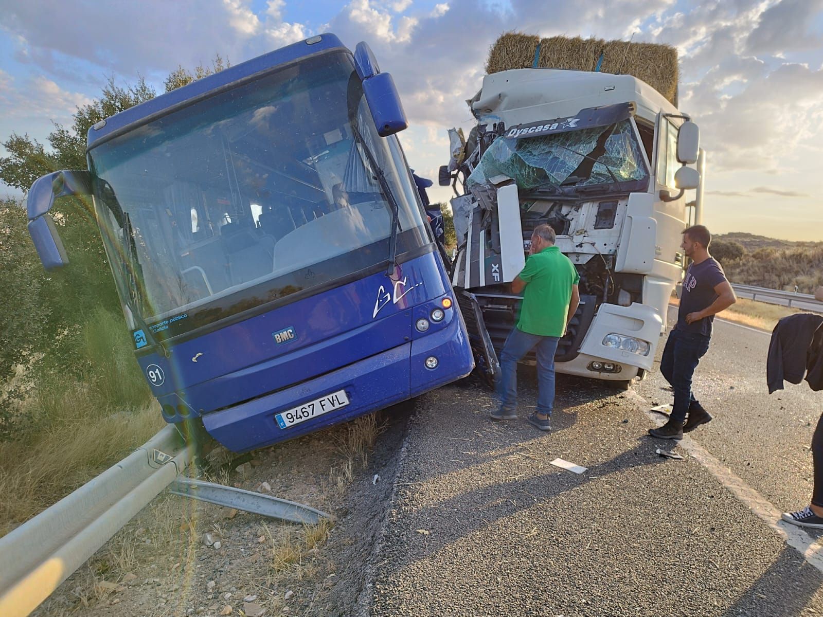 Así ha sido el choque de un camión y un autobús en la A-5