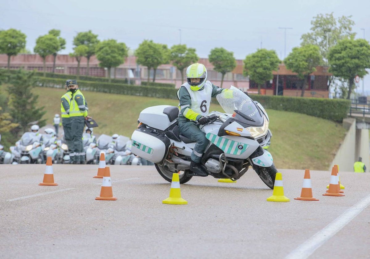 Motorista en la Escuela de Tráfico de la Guardia Civil de Mérida.