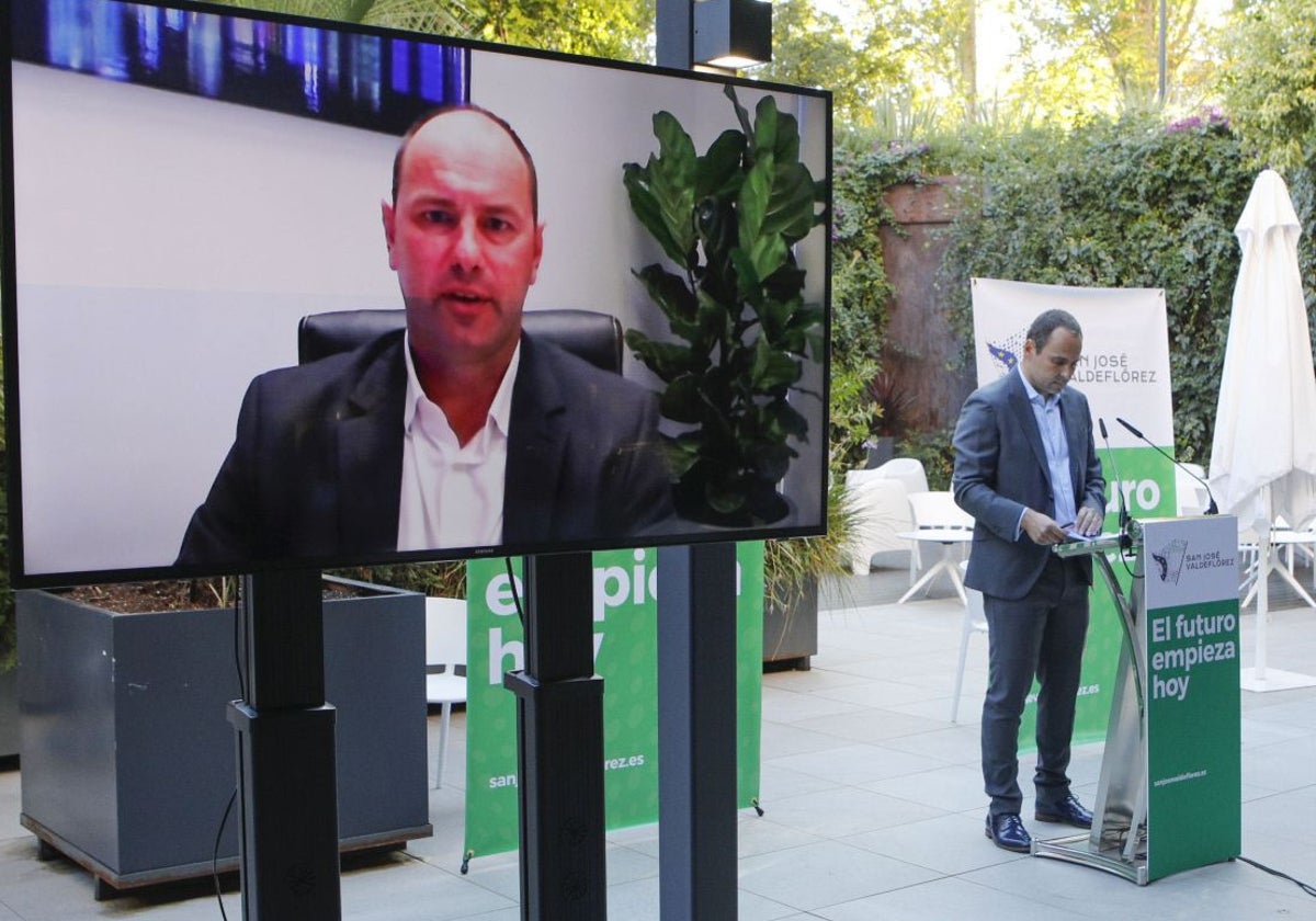 El director general de Infinity Lithium, Ryan Parkin, en la pantalla durante una presentación de la mina en octubre de 2021.