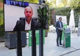 El director general de Infinity Lithium, Ryan Parkin, en la pantalla durante una presentación de la mina en octubre de 2021.