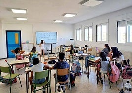 Llega septiembre y con él la vuelta del curso escolar. Ese momento en el que los alumnos se reencuentran con sus compañeros tras el verano. Una imagen que el 11 de septiembre se pudo apreciar también en Campanario, tanto en los pequeños del colegio Nuestra Señora de Piedraescrita, como en los adolescentes del instituto Bartolomé José Gallardo