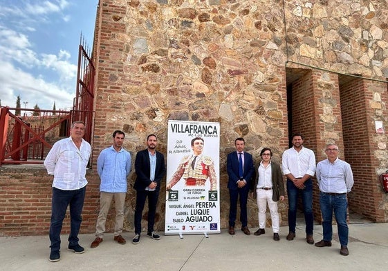 Foto de familia de la presentación de la corrida de toros del 5 de octubre en Villafranca.