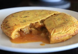 La tortilla de patatas debe tener un color dorado uniforme en el exterior, lo que indica que se ha cocinado adecuadamente, sin quemarse.