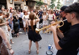 Charanga en la calle de San Pedro de Alcántara durante la pasada feria de día de San Fernando.