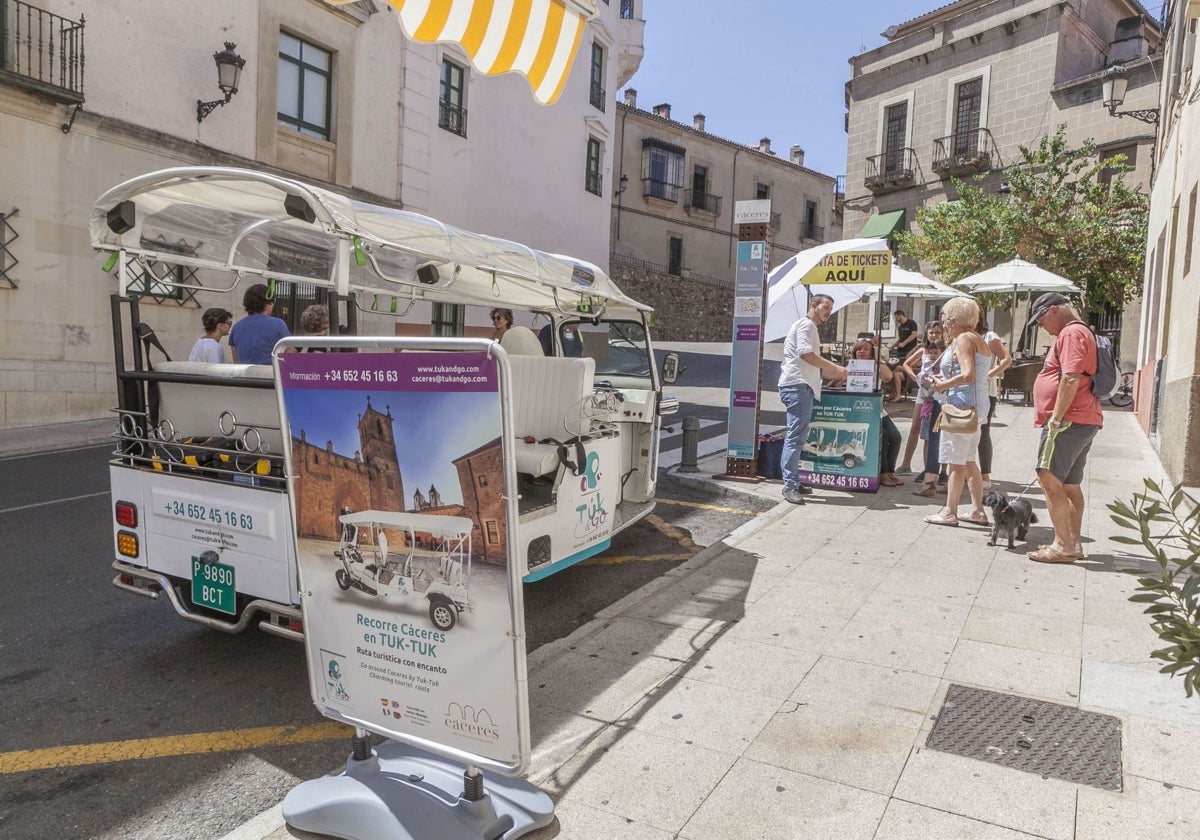 Imagen de archivo de la parada de los tuk tuk en la Gran Vía en donde iniciaban y terminaban su circuito turístico por la ciudad.