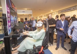 María Guardiola pilotando un avión de realidad virtual durante el congreso 'Potencial digital'.