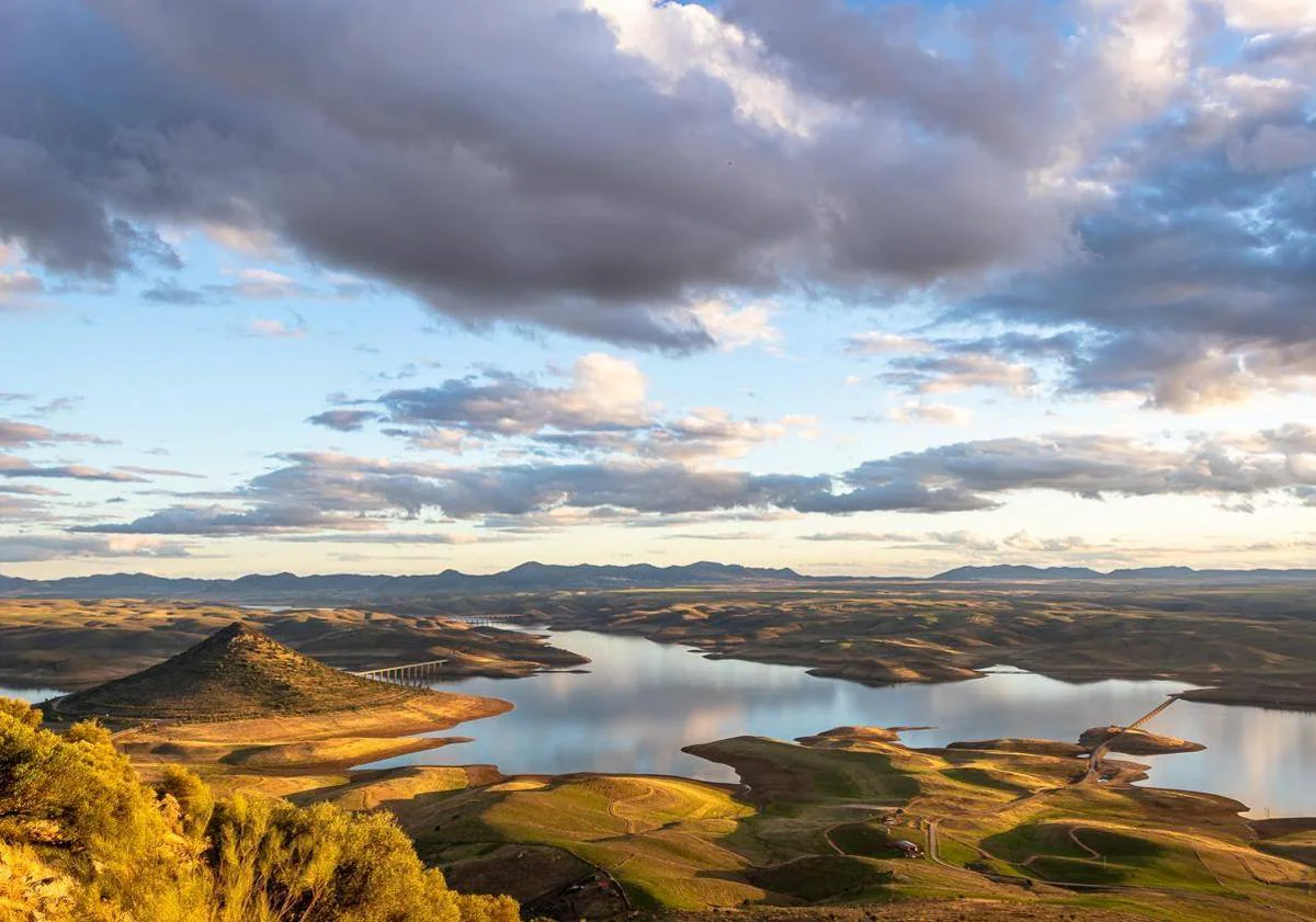 Imagen principal - Las vistas que ofrece el paisaje hacen entender porqué los templarios la llamaban 'La montaña mágica'.