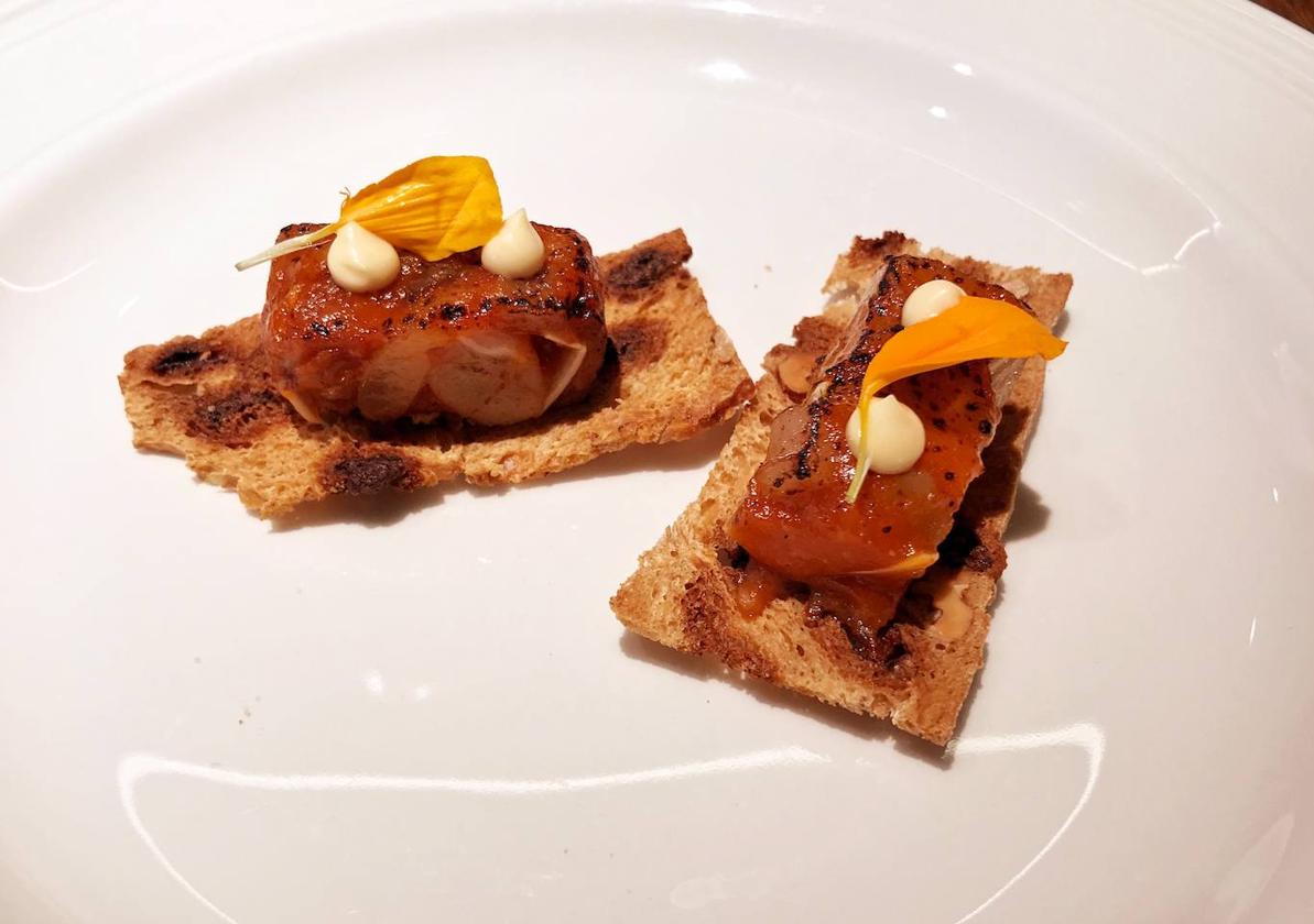 El restaurante cacereño La Fabiola lleva mucho tiempo usando fermentados en sus platos, como en este plato de morro y oreja de cerdo.