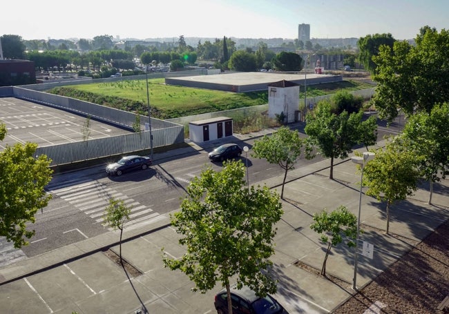 Vista del aparcamiento sin salida a la avenida de Elvas.