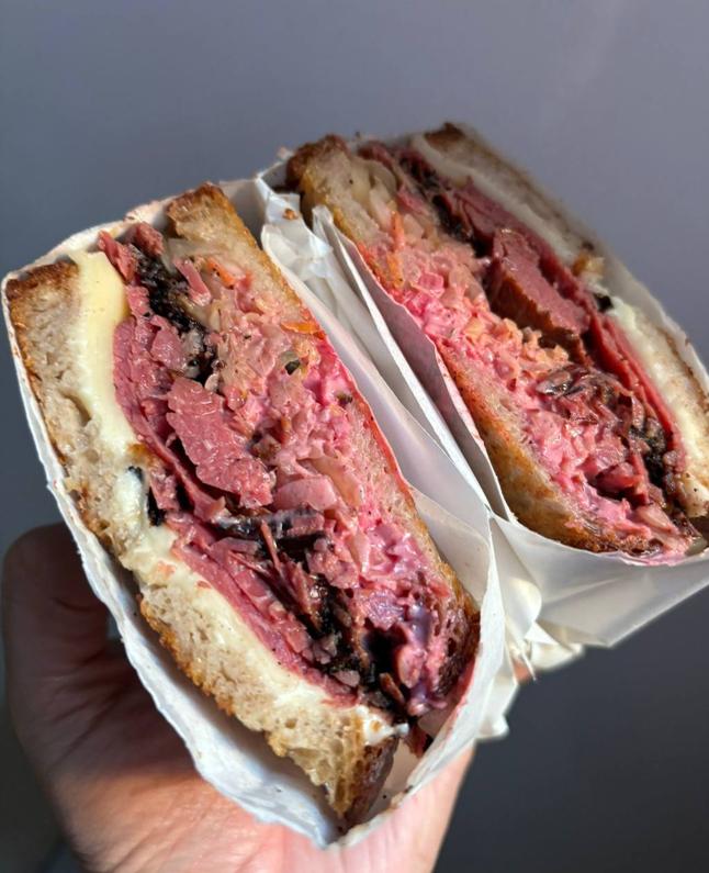 Bocadillo de pastrami con chucrut de Fermentatus.