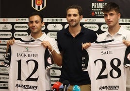 Jack Beer y Saúl del Cerro en su presentación oficial con Alejdrno Pérez, director general del Mérida.