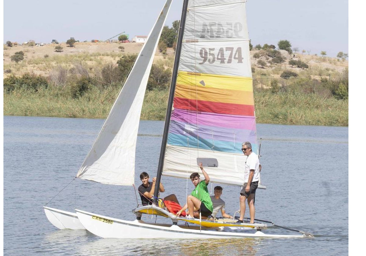 Jesús García, en la salida con su catamarán por el Guadiana de Mérida.