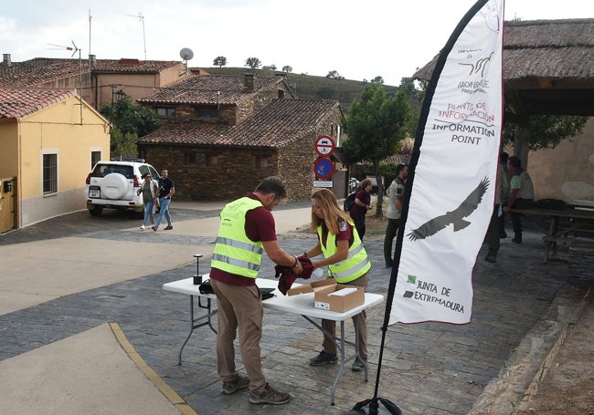 Personal del parque nacional atiende un punto informativo en Villarreal de san Carlos.