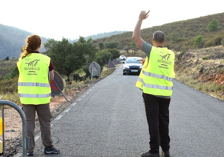 Personal del parque detiene a los vehículos en la carretera de los Saltos de Torrejón.