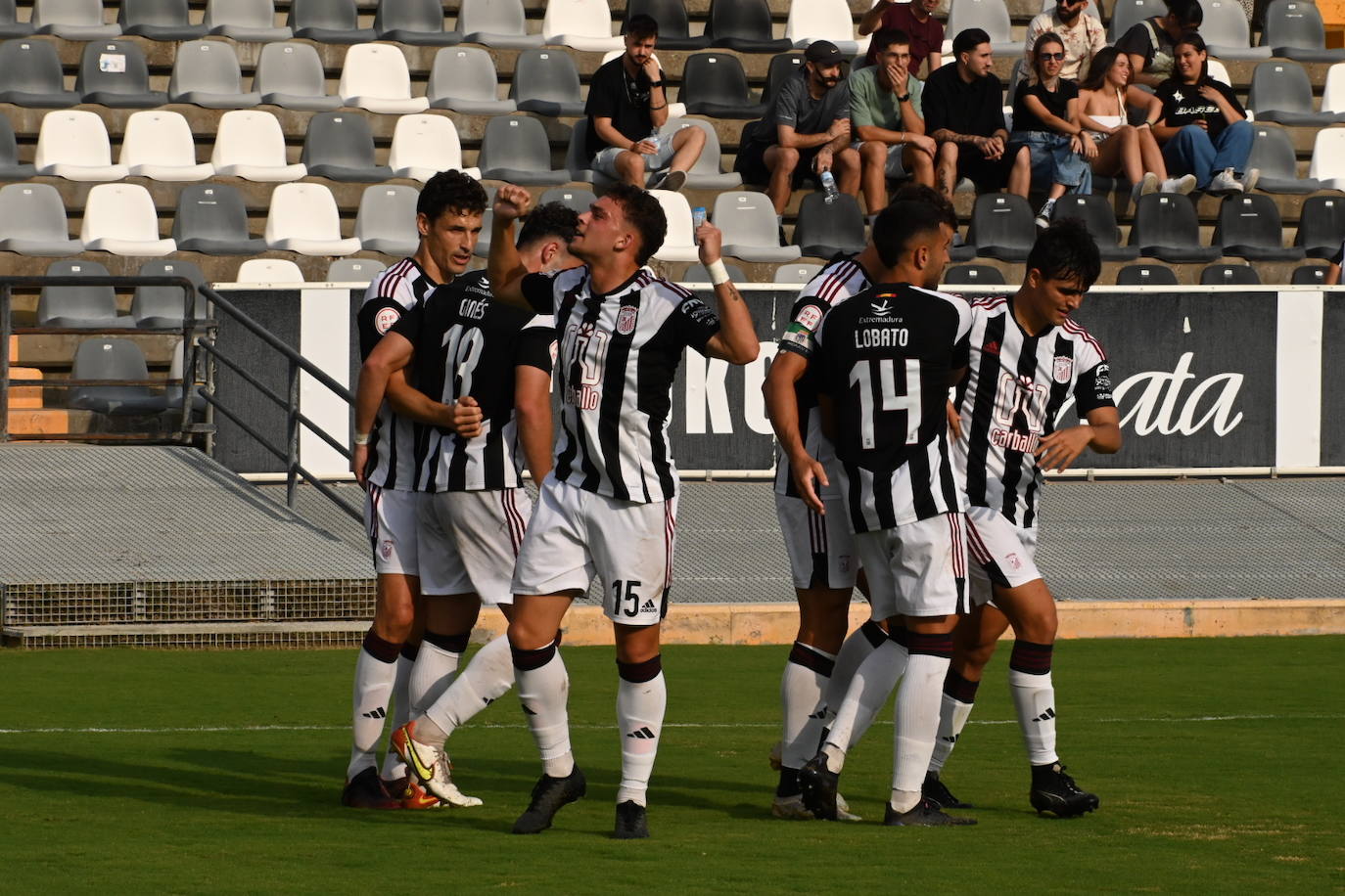 La victoria del Badajoz al Llerenense, en imágenes
